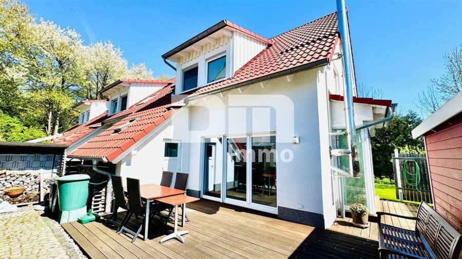 Modernes Familienglück nahe KfW 55-Standard mit Terrasse, Carport und Parkplatz - Titel Seitenansicht / Terrasse